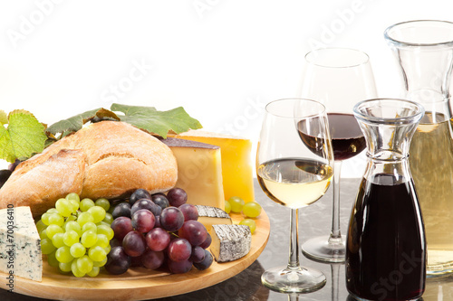 Gourmetspeise, Käseplatte mit Trauben Brot und dazu Wein