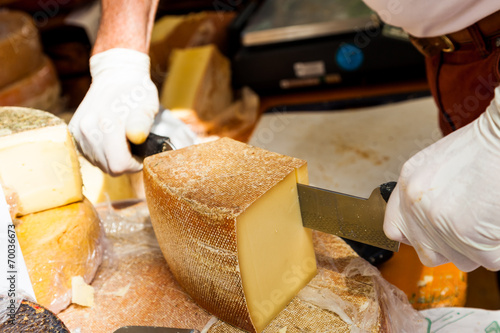 Foto Man cutting piece of cheese