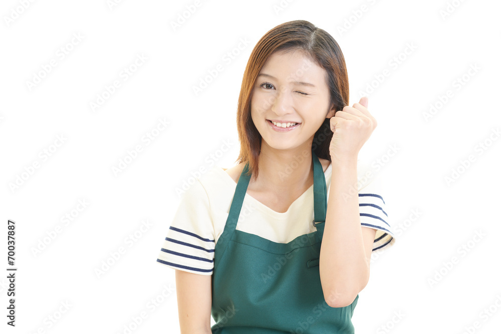 エプロンを着た笑顔の女性