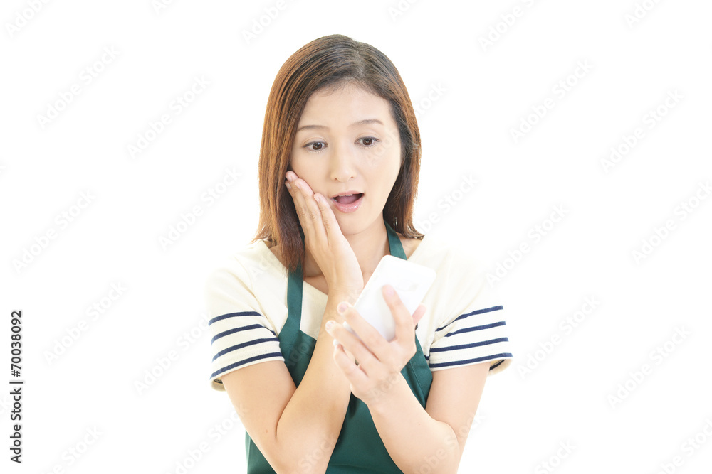 驚いた様子の主婦