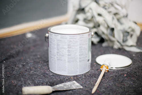 farbtopf,pinsel und spachtel