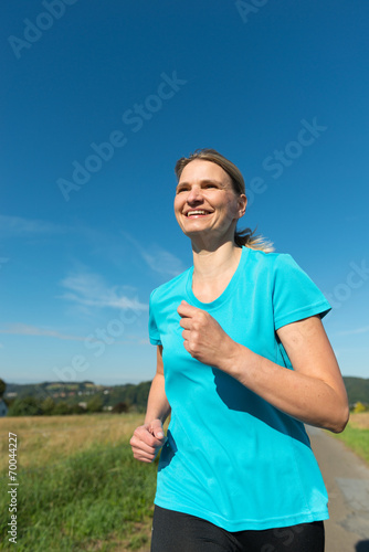 Erwachsene Frau beim Joggen