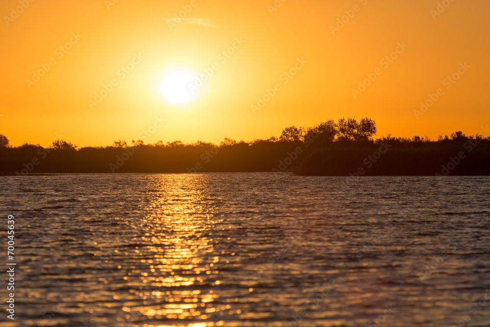 Naklejka premium beautiful dawn sun on the lake