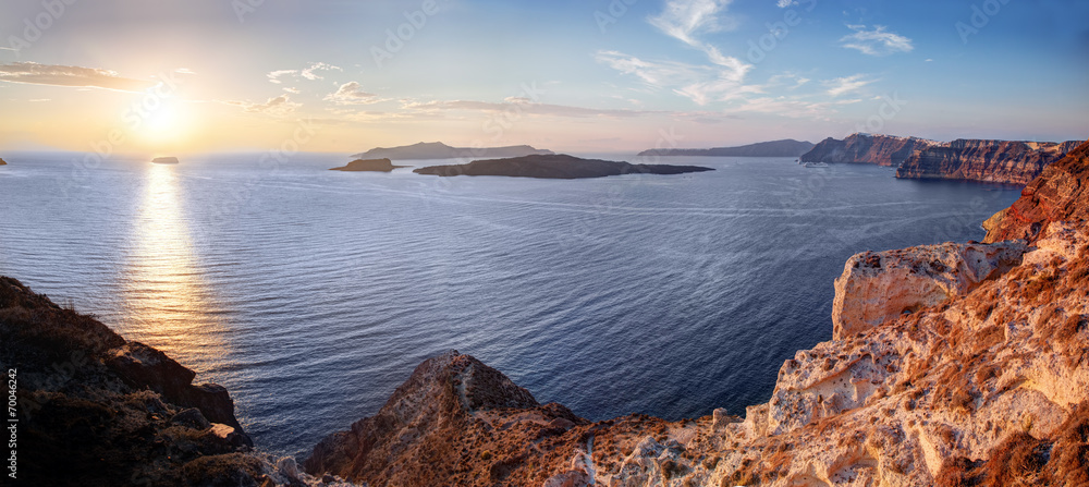 Cliff and volcanic rocks of Santorini island, Greece. Caldera - obrazy, fototapety, plakaty 