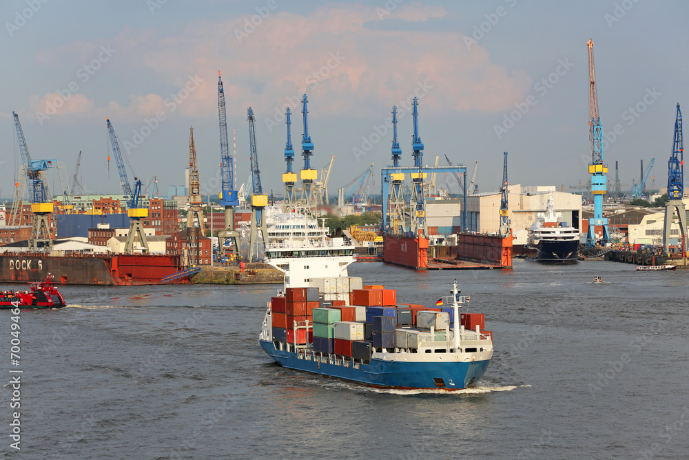 Fototapeta premium Feeder im Hafen Hamburg