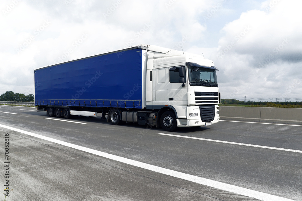 LKW auf Autobahn // Truck on highway