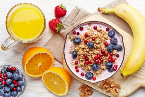Foto Healthy breakfast. Yogurt with granola and berries