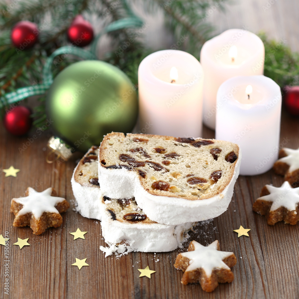 Christstollen, Zimtsterne und Kerzen Christstollen, Zimtsterne und Kerzen