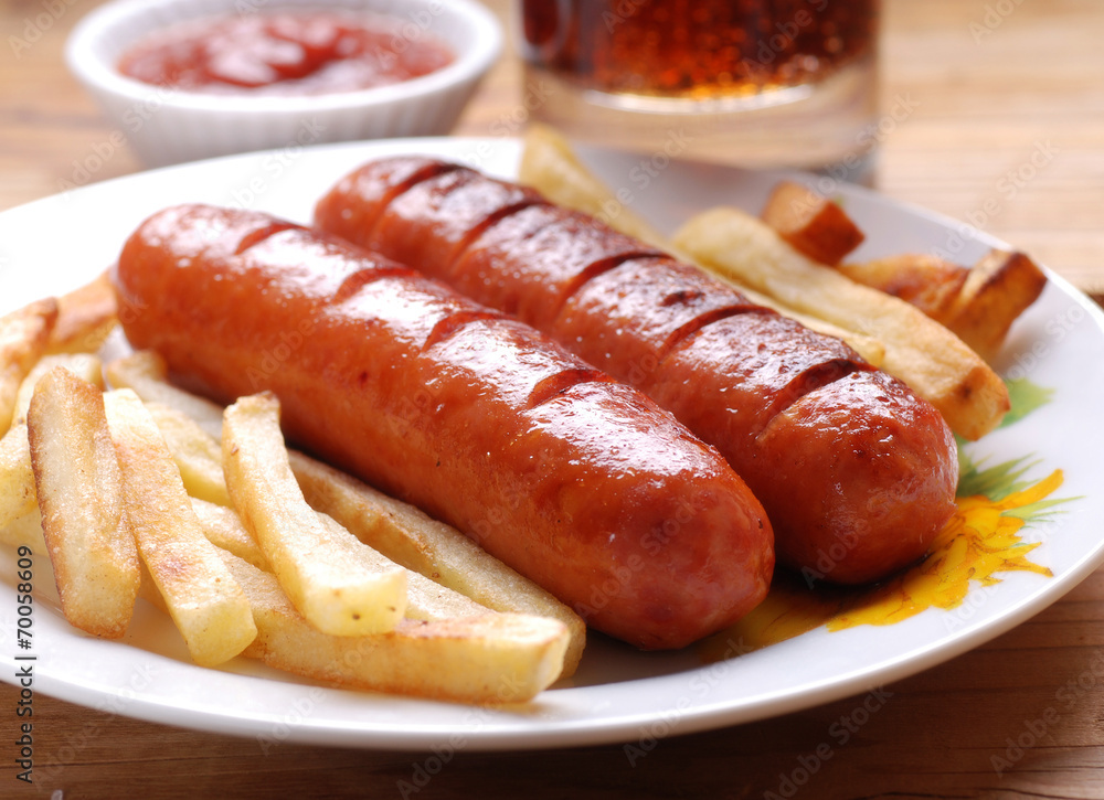 salsiccia di maiale arrostita con patate fritte salsiccia di maiale arrostita con patate fritte
