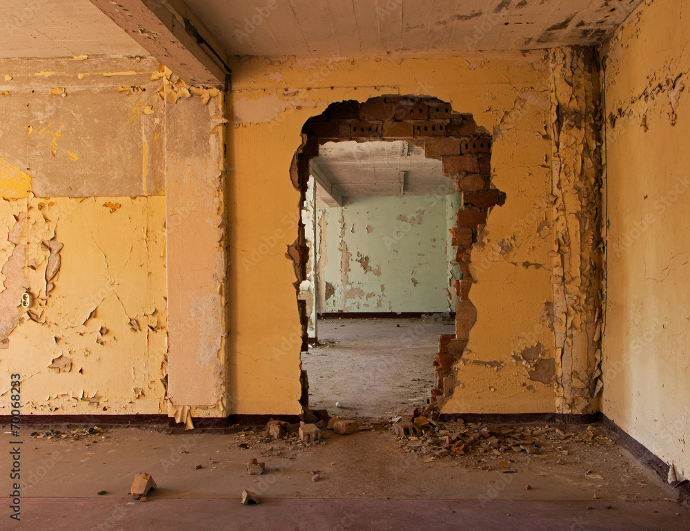 Naklejka premium Old abandoned room of a building