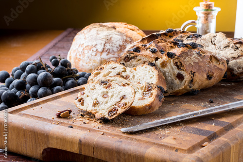 Pane con l’uva sul tagliere di legno photo