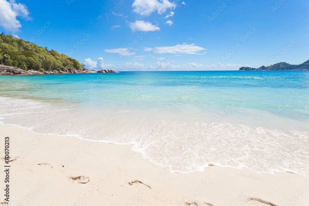 Obraz premium empreintes de pas sur plage des Seychelles