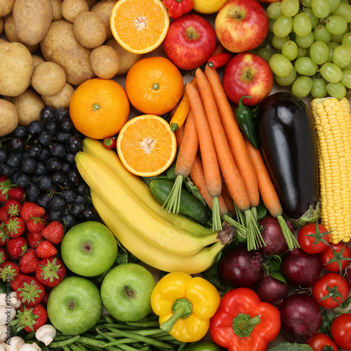 Obst, Früchte und Gemüse wie Orangen, Tomaten und Apfel Hinter © Markus Mainka