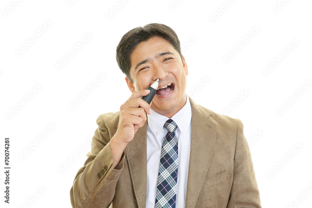 鼻毛を整える男性 鼻毛を整える男性