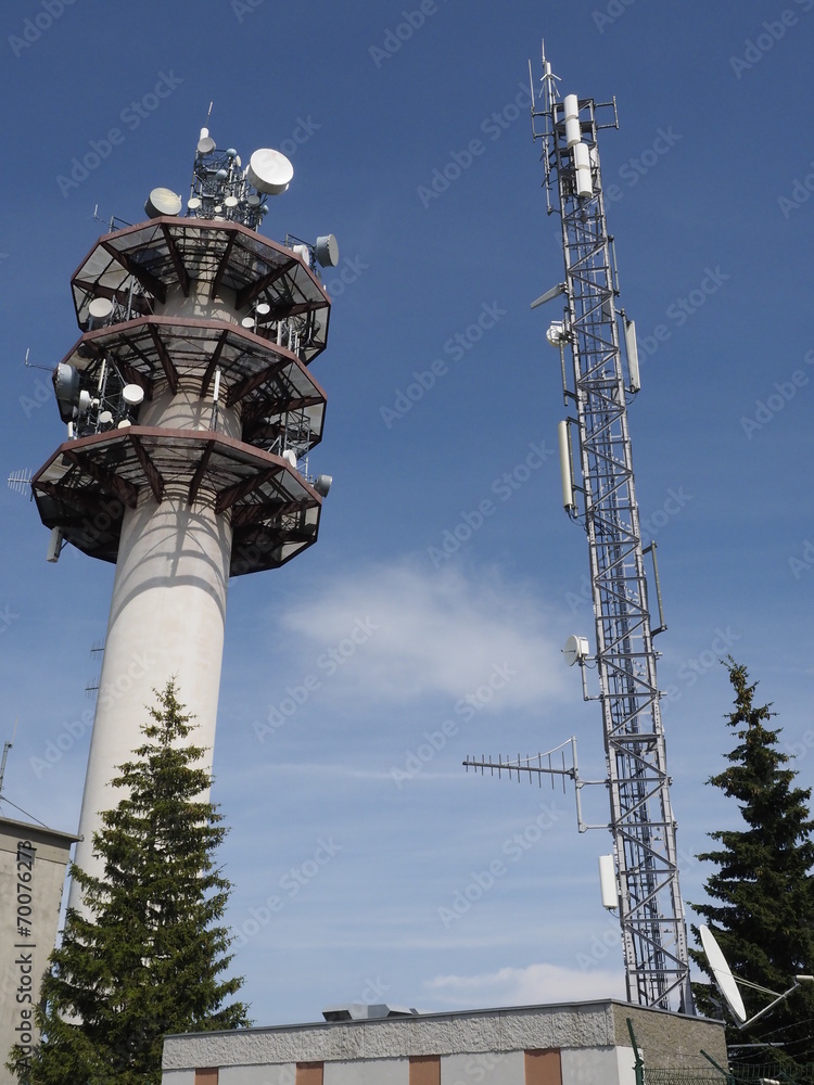Torre de telecomunicaciones en el Salève (Francia) Torre de telecomunicaciones en el Salève (Francia)