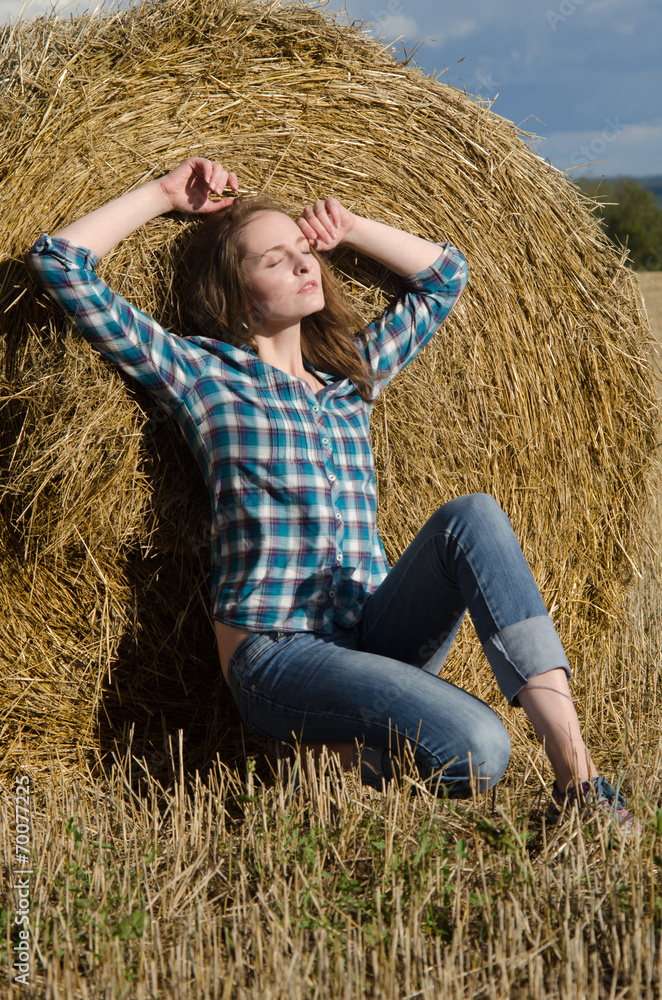 девушка и стог сена