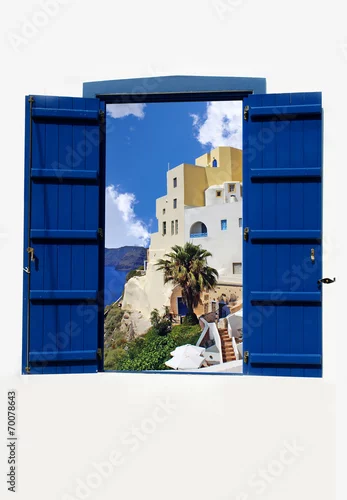 Fototapeta Otwiera tradycyjnego Greckiego błękitnego okno na Santorini wyspie, Grecja