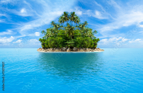 Obraz na płótnie tropical island in ocean