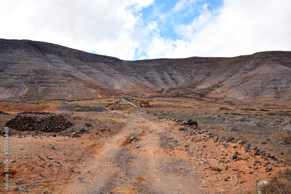 camino de piedras volcanicas en la isla de lanzarote