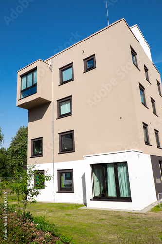 Modern apartment house in Hamburg © elxeneize