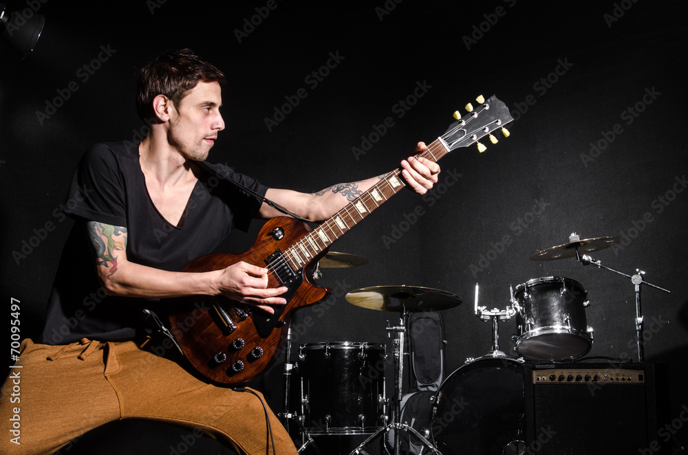 Obraz premium Man with guitar during concert