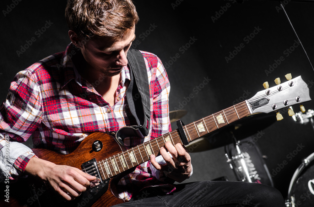Obraz premium Man with guitar during concert