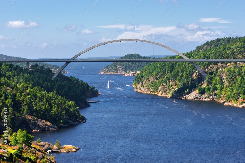 Fototapeta premium Norwegia , most nad fiordem, krajobraz wiejski