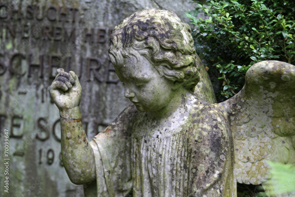 Skulptur eines Engels auf einem Grab