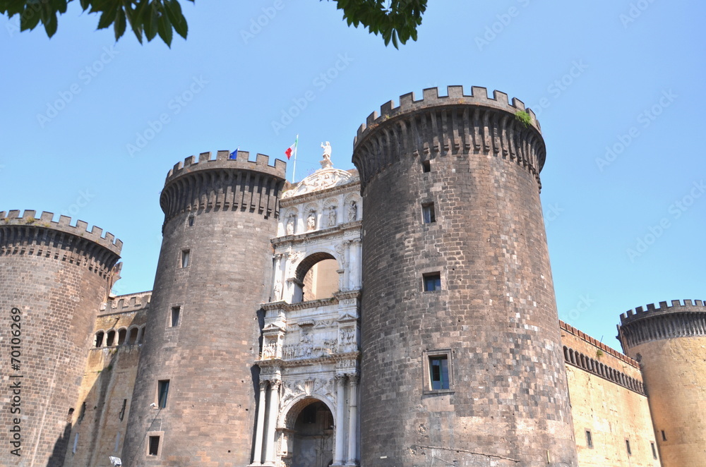 Majestatyczny zamek Nuovo w Neapolu, Włochy