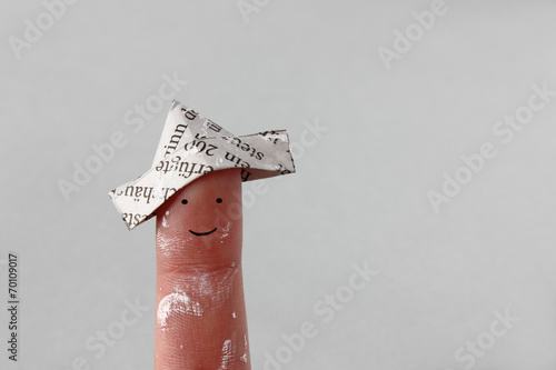 Witziger Maler-Meister mit Papierhut und Farbklecksen