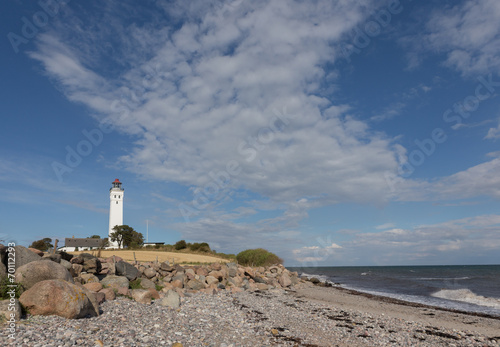 Leuchtturm am Steinstrand