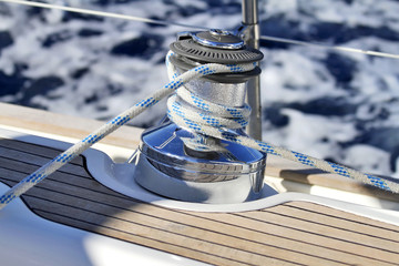 Fotobehang Zeilen Lier op dek van zeilboot  © kinvart