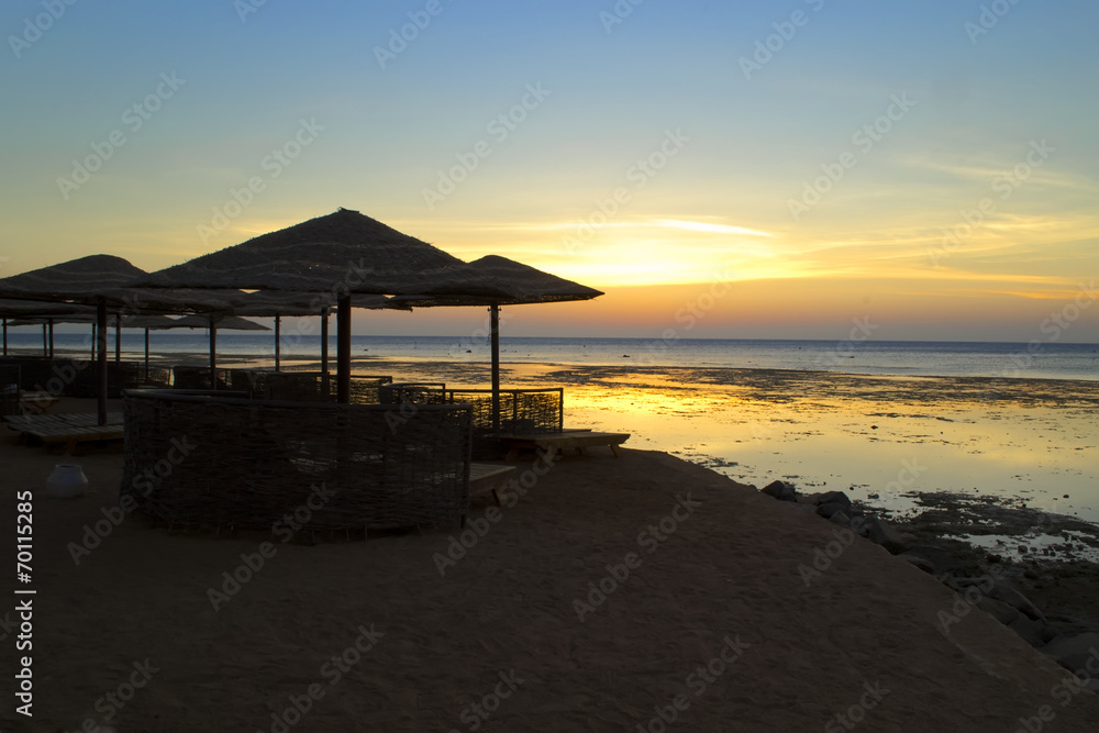 Fototapeta premium Beach umbrellas and sunbeds on the beach
