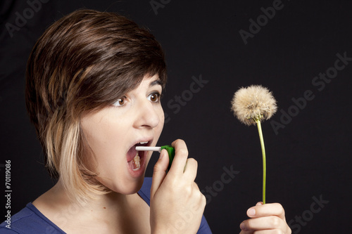 ragazza allergica con spray photo