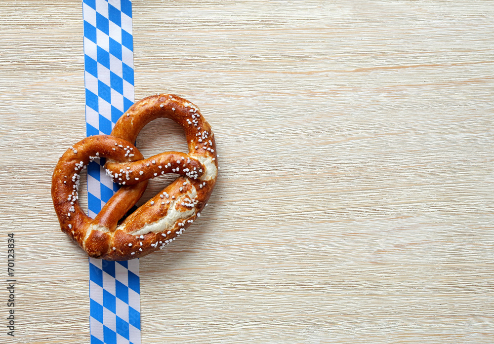 Brezel auf Holzhintergrund Brezel auf Holzhintergrund