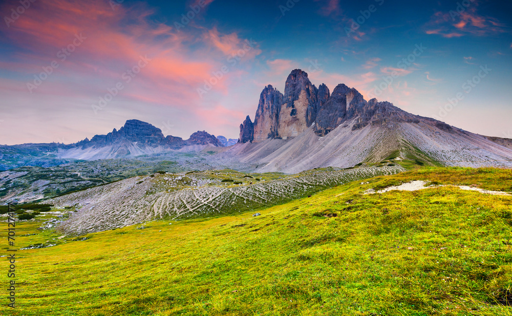 Naklejka premium Colorful summer sunrise in Italy Alps, Tre Cime Di Lavaredo, Dol