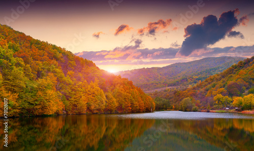 Fototapeta Naklejka Na Ścianę i Meble -  Colorful autumn landscape in the mountain lake