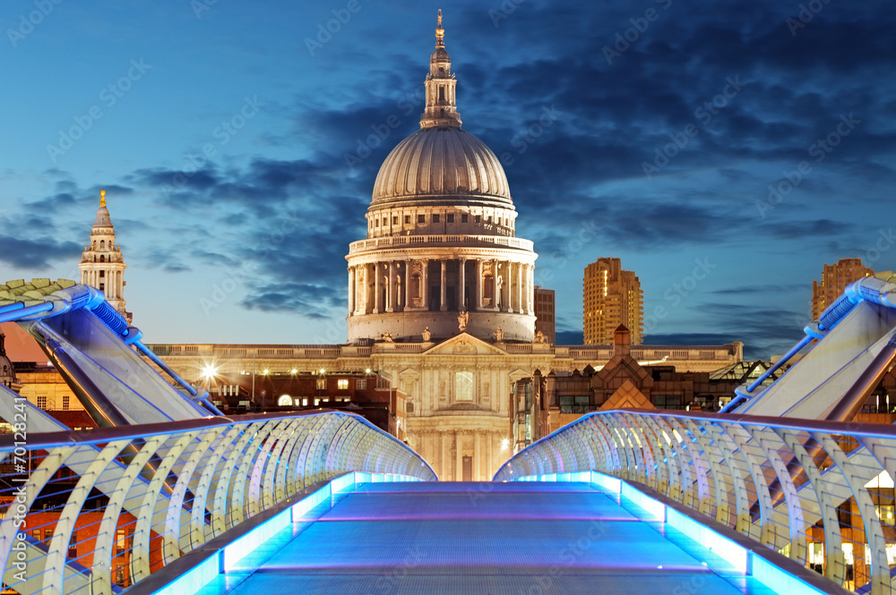 Naklejka premium Millennium Bridge leads to Saint Paul's Cathedral in central Lon