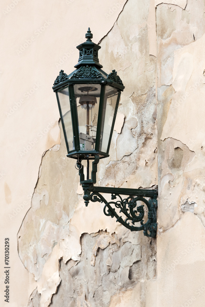 antike Lampe an einer verfallenden Hauswand antike Lampe an einer verfallenden Hauswand
