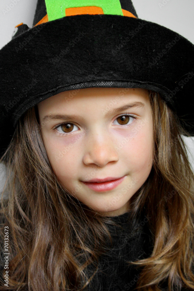 BAMBINA VESTITA DA STREGA BAMBINA VESTITA DA STREGA