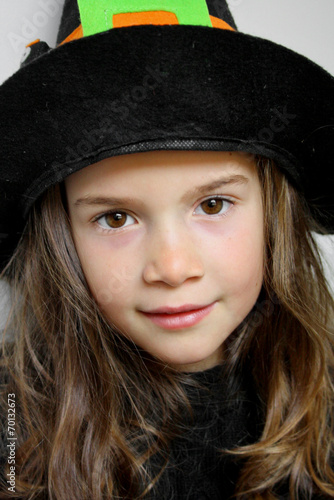 BAMBINA VESTITA DA STREGA