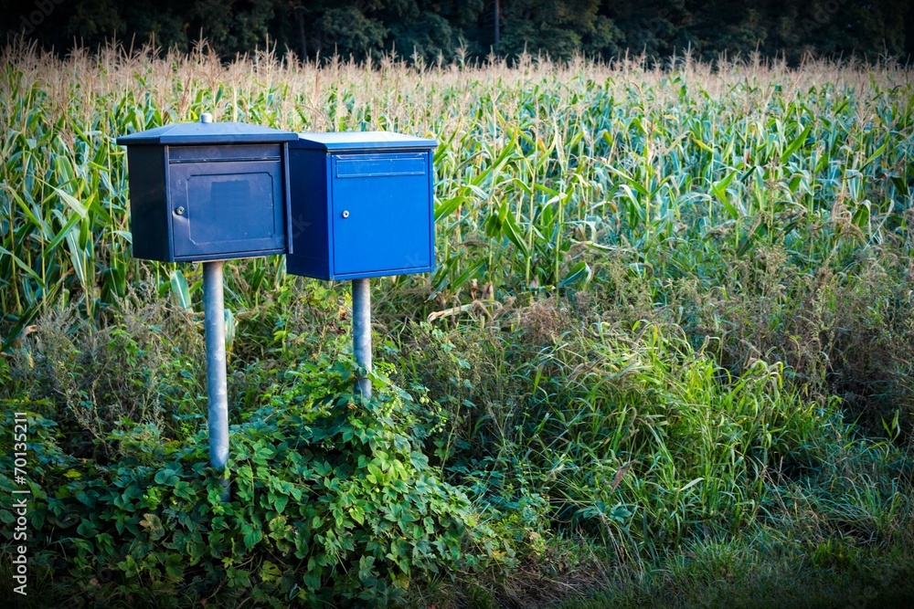 Briefkästen an der Landstraße