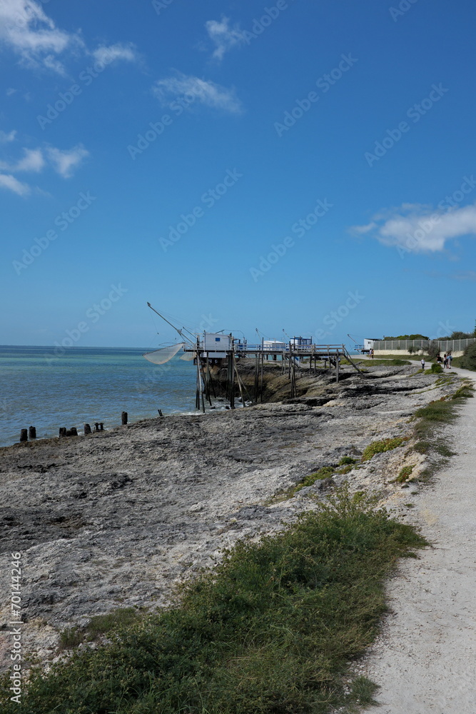 Plage avec carrelets