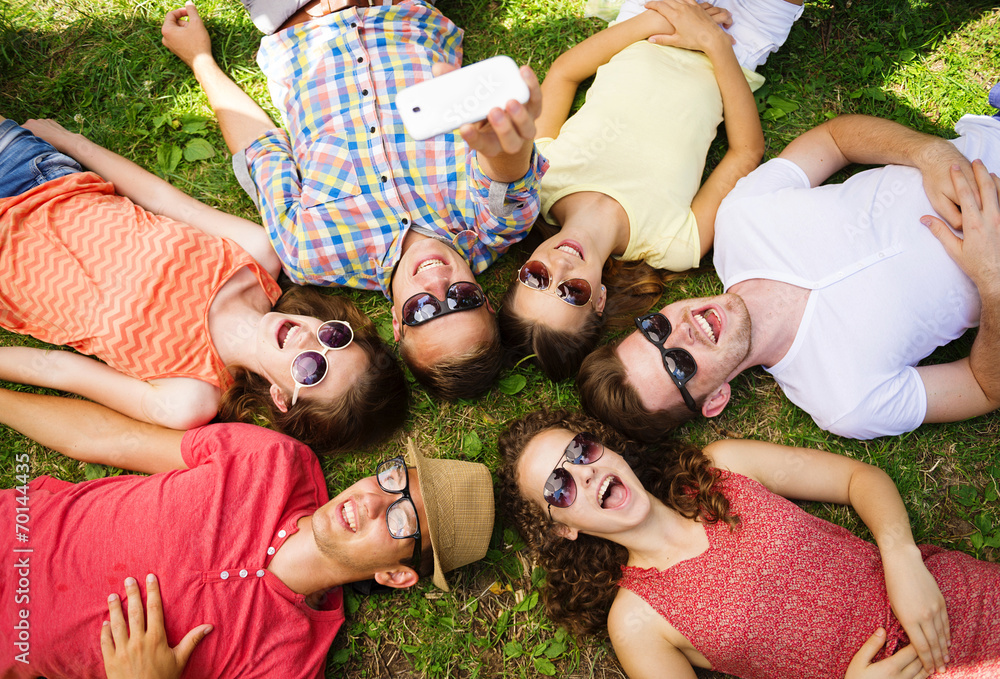 Fototapeta premium Friends having fun in park