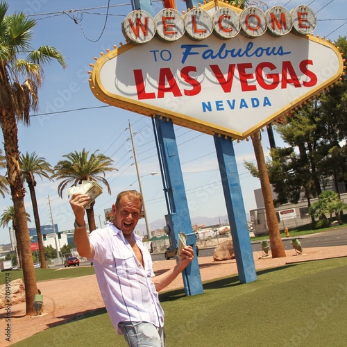 Mann jubelt über Dollarnoten / Las Vegas / Glücksspiel photo