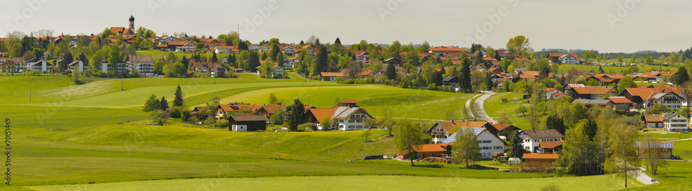 Panorama Landschaft mit Stadt Seeg in Bayern im Allgäu