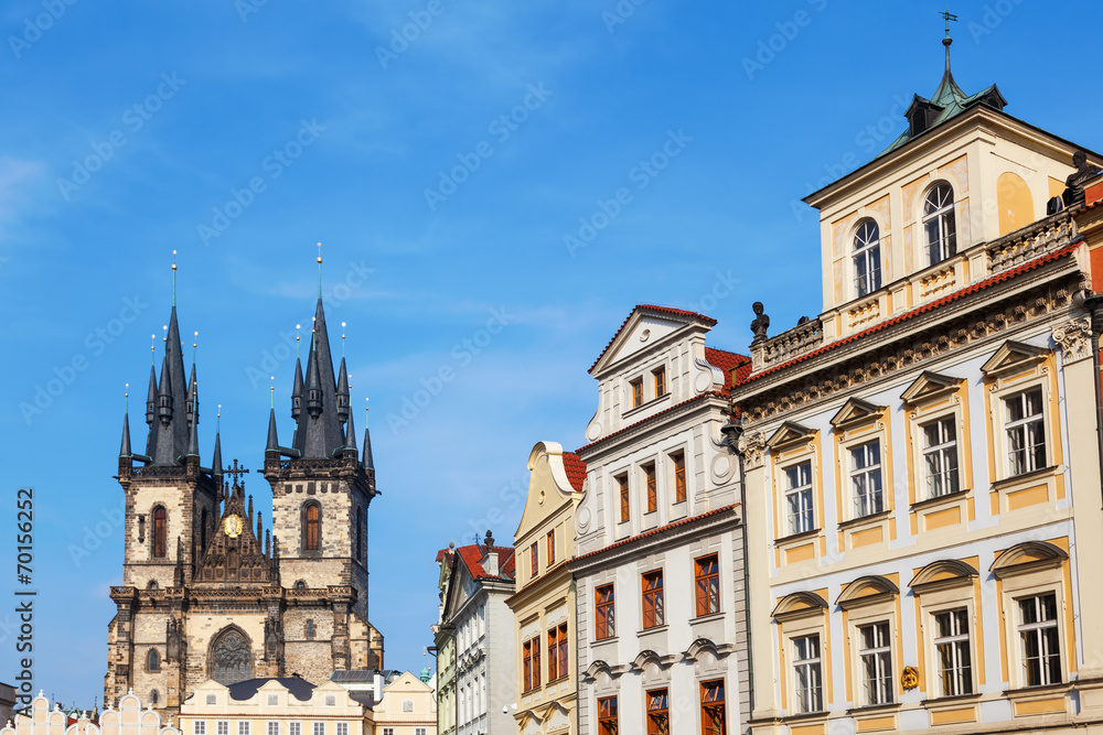Teynkirche und alte Häuser am Altstädter Ring in Prag