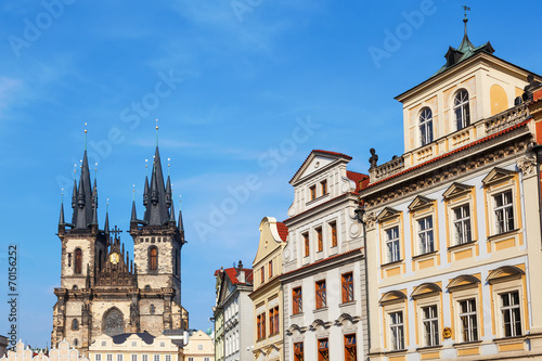 Teynkirche und alte Häuser am Altstädter Ring in Prag
