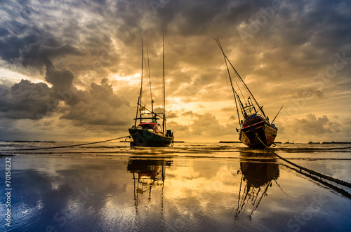 Fototapeta Naklejka Na Ścianę i Meble -  Fishing sea boat and Sunrise