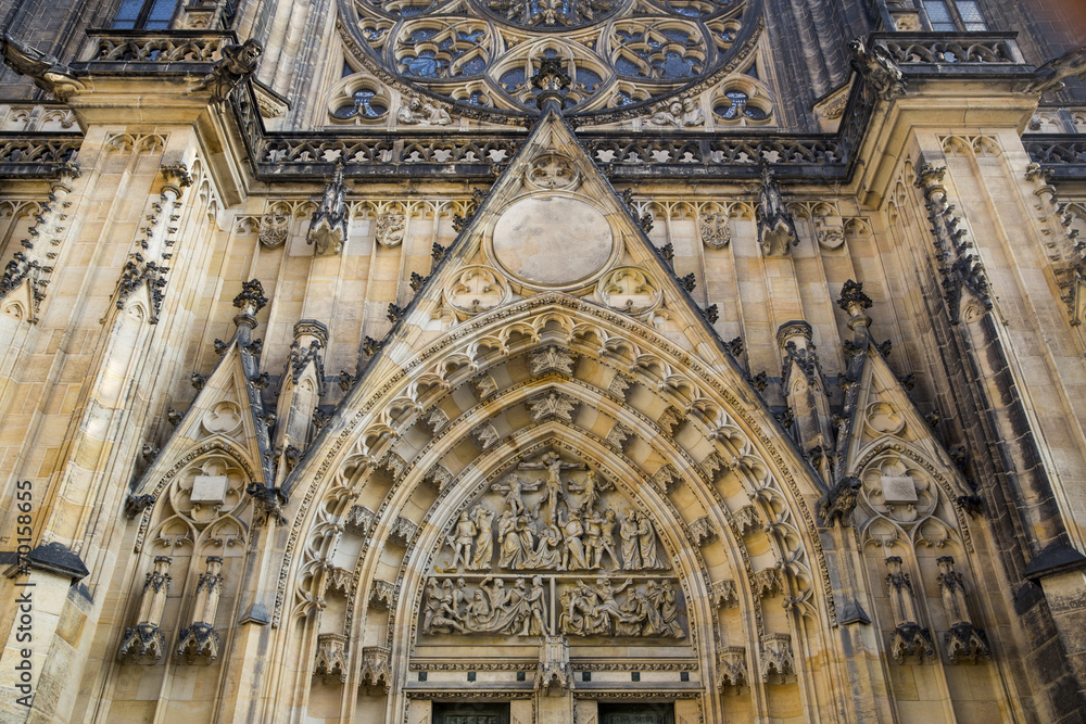 Obraz premium front above gate of cathedral in Prague